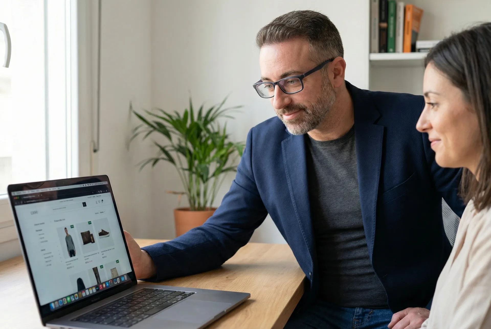 Pol Rué presentando resultados web a una clienta - Consultoría de desarrollo web